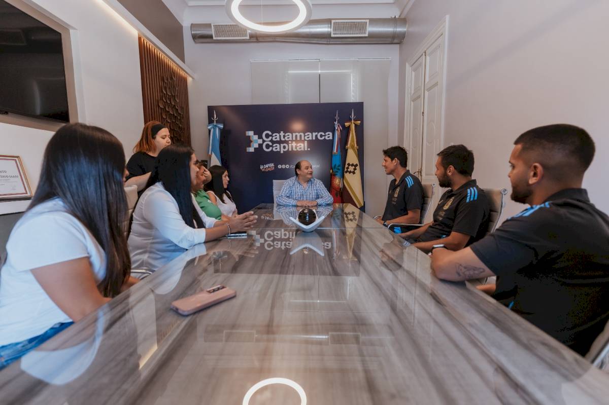 saadi-recibio-al-cuerpo-tecnico-de-la-seleccion-argentina-mayor-de-futbol-femenino