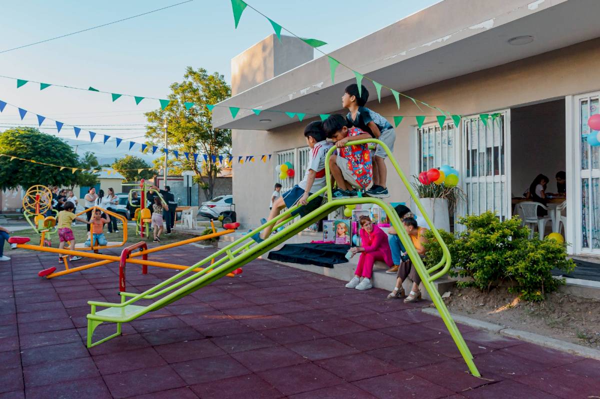 inauguracion-de-juegos-infantiles-en-la-plazoleta-de-los-colores