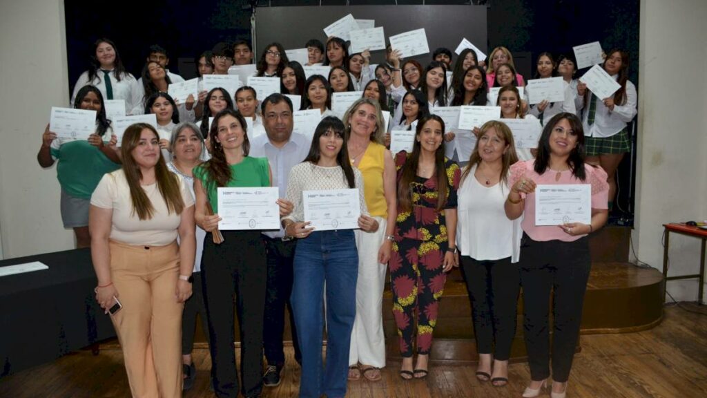 alumnos-del-sem-recibieron-sus-certificados-del-programa-“aprender-a-emprender”