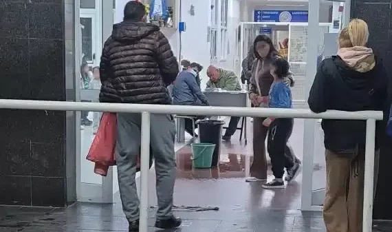 Baldes por filtraciones en el Hospital de Niños reavivan las críticas al sistema de salud de Catamarca