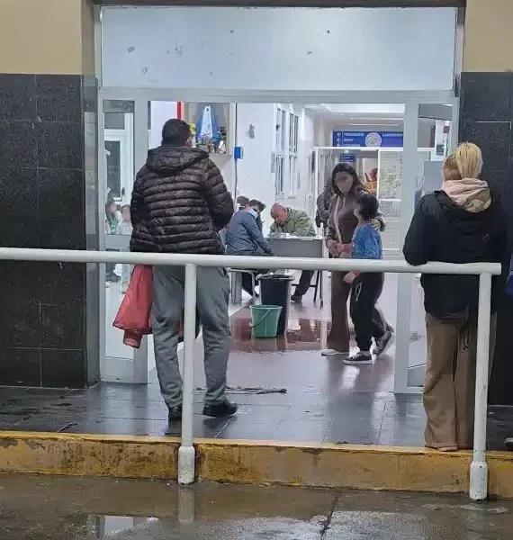 Baldes por filtraciones en el Hospital de Niños reavivan las críticas al sistema de salud de Catamarca