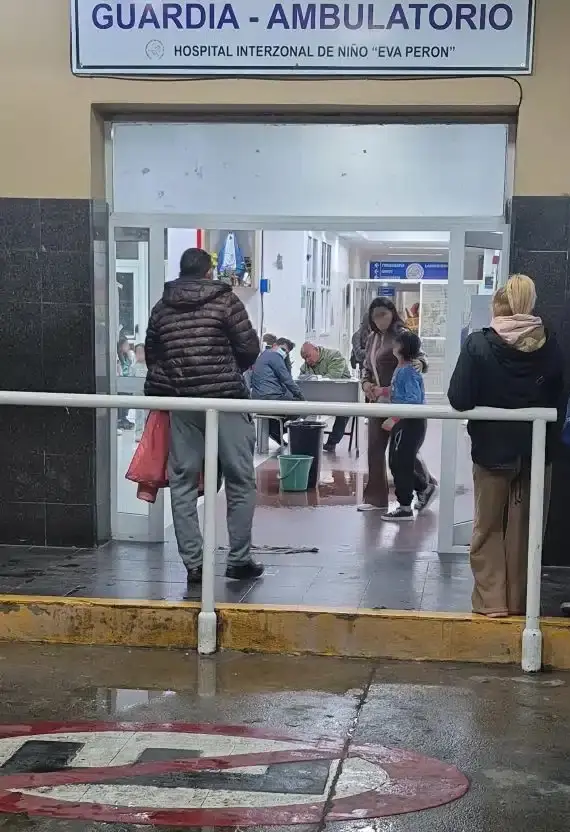 Baldes por filtraciones en el Hospital de Niños reavivan las críticas al sistema de salud de Catamarca