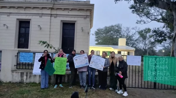 Madres tomaron una escuela en Santa Rosa y reclaman falta de docentes en Catamarca